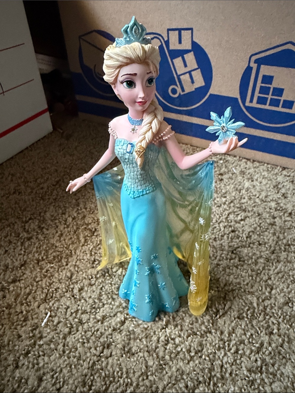 Disney Showcase Elsa figurine